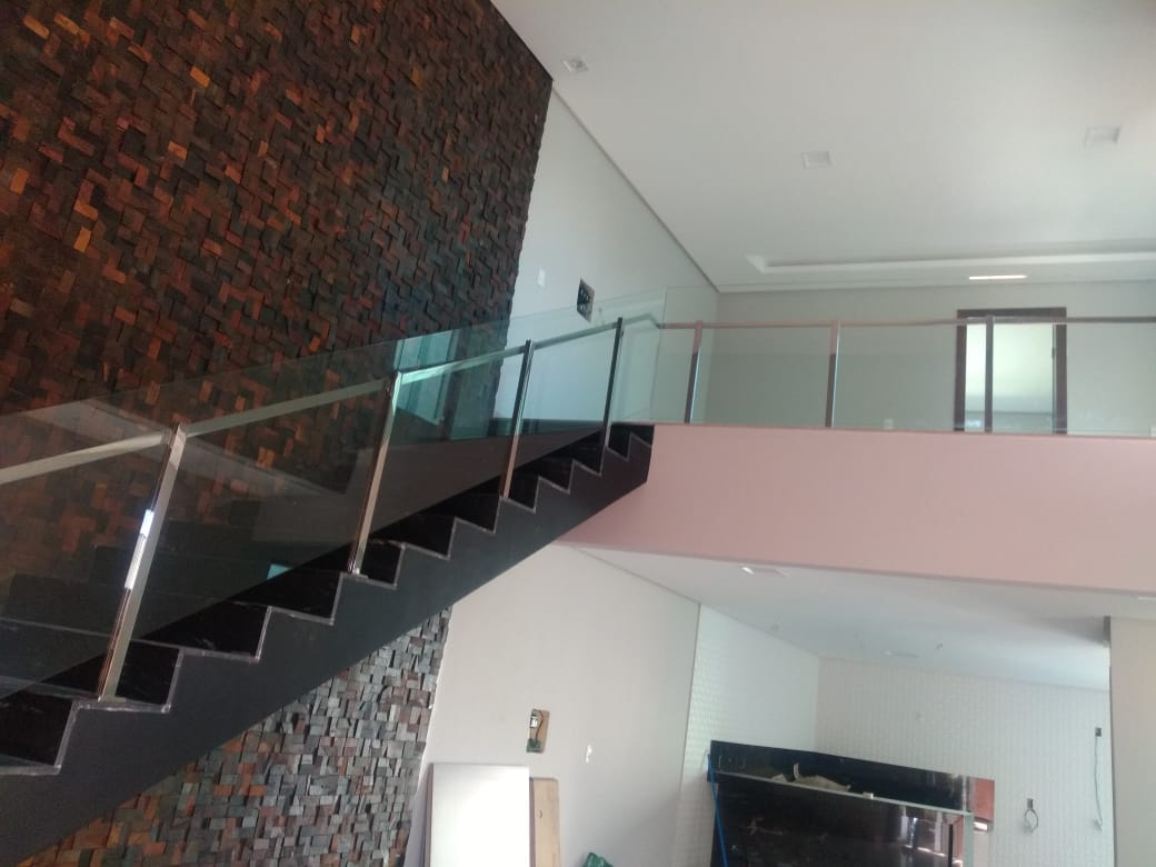 Guarda corpo em vidro incolor e torres em inox.jpeg